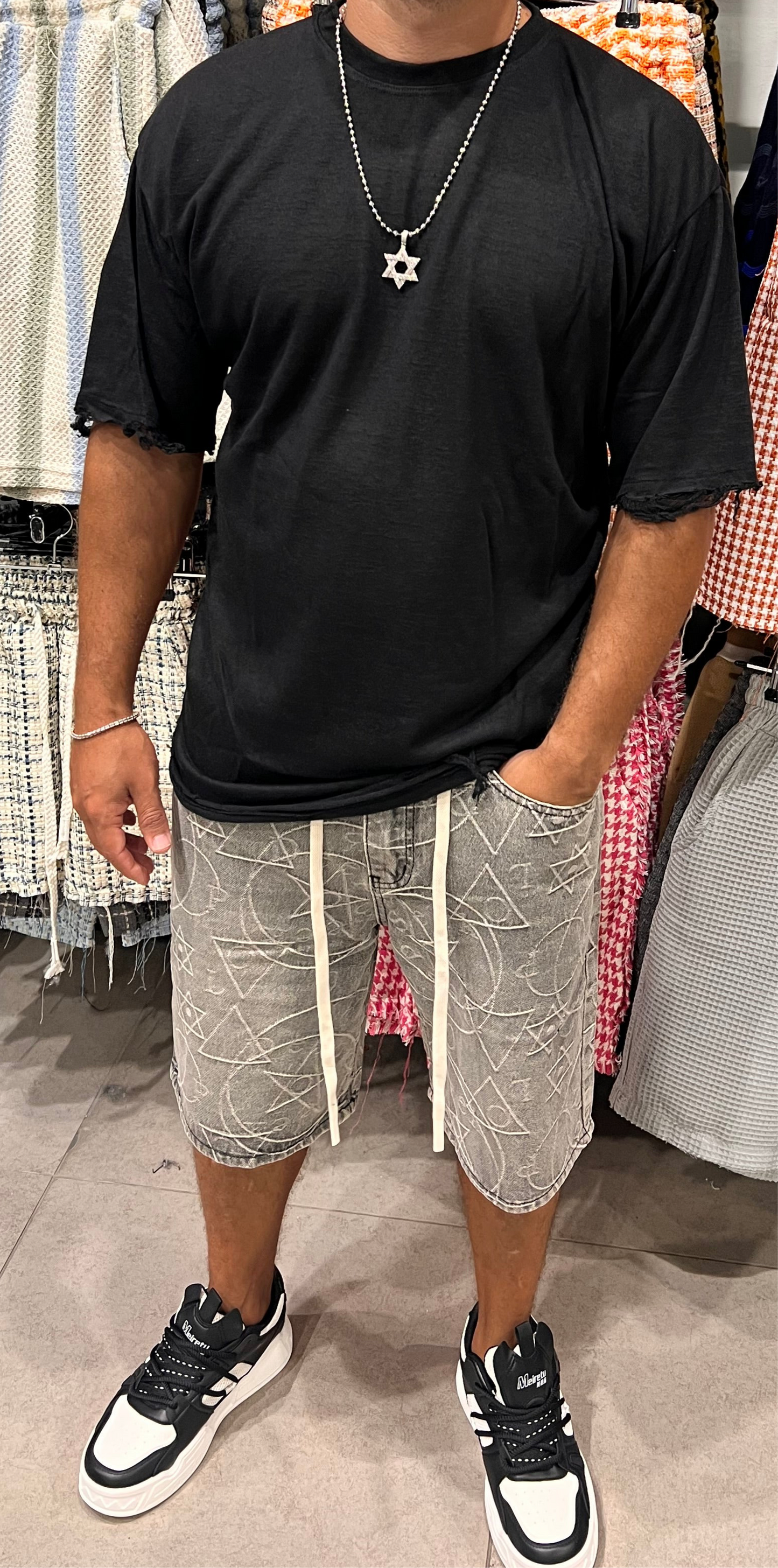 ברמודה ג׳ינס נגד דוד אפור