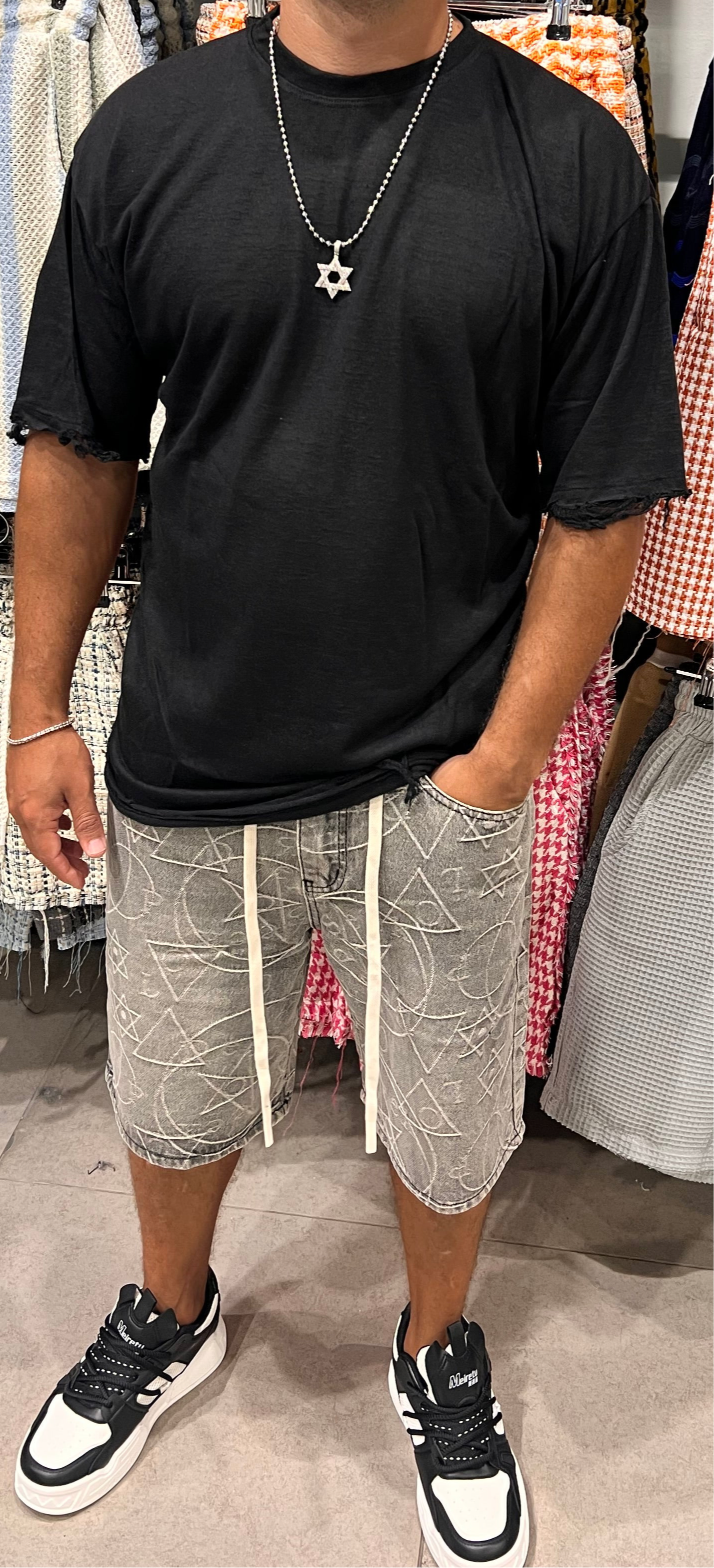 ברמודה ג׳ינס נגד דוד אפור