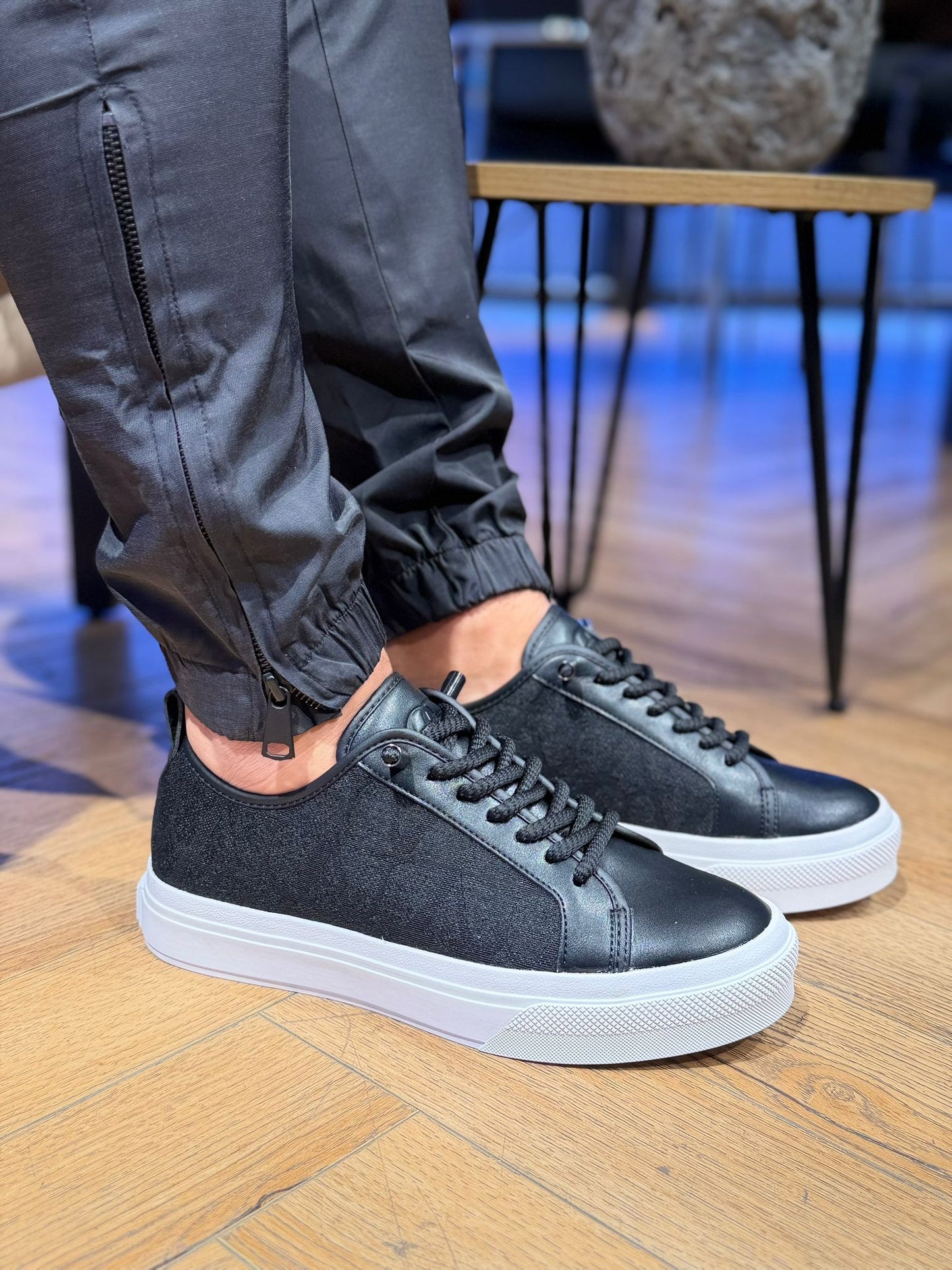 סניקרס שחורה