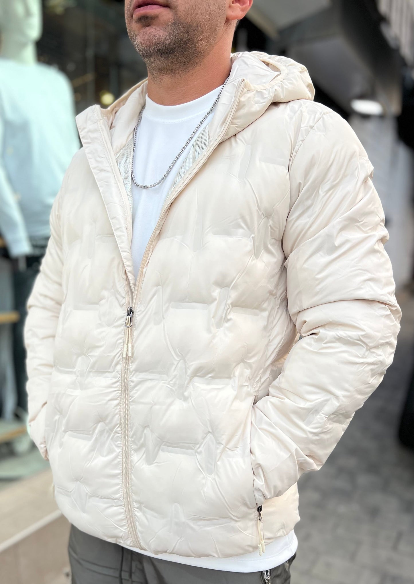 מעיל רוח צבע בז׳