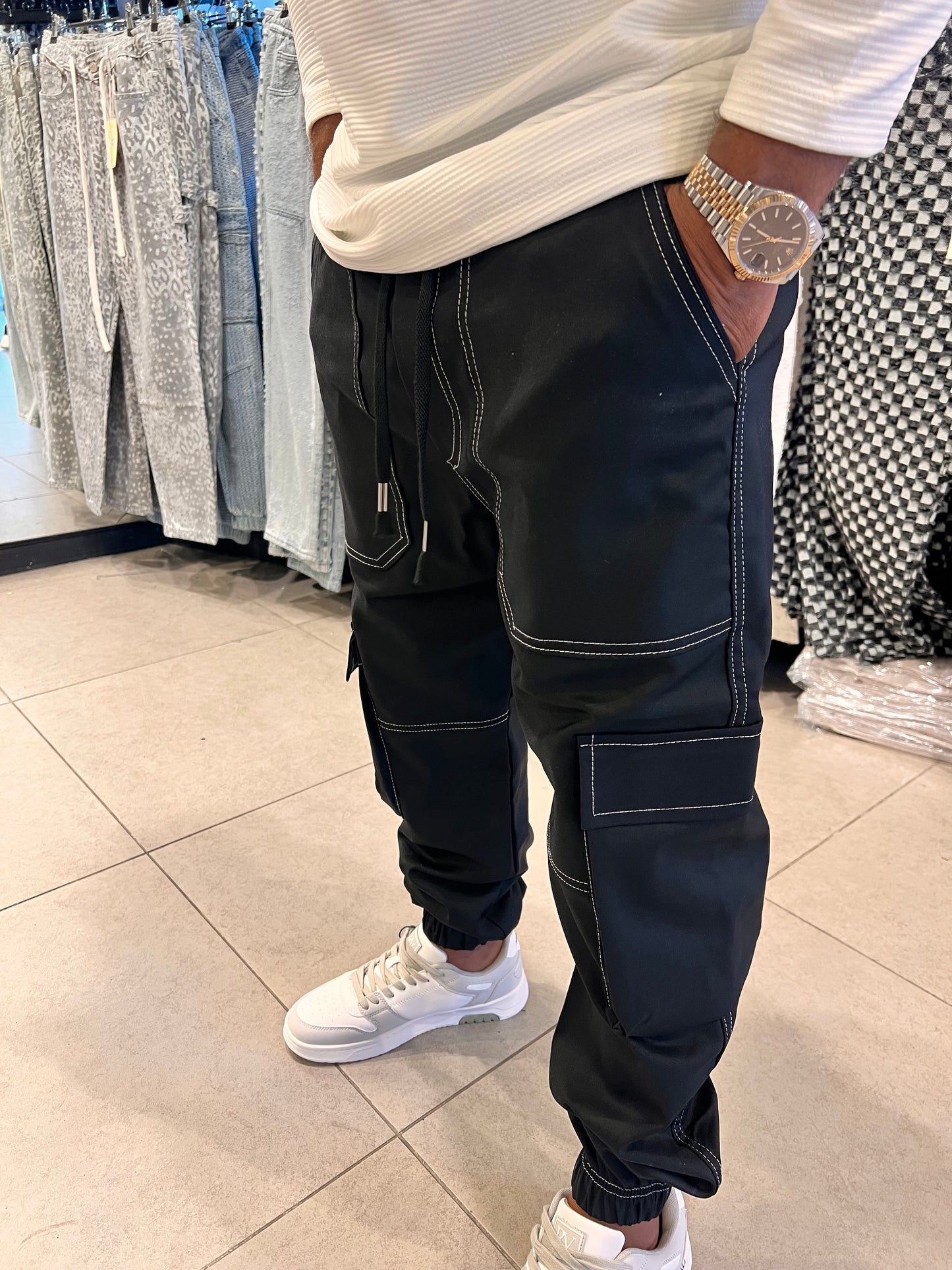 דגמ״ח שחור תפר לבן