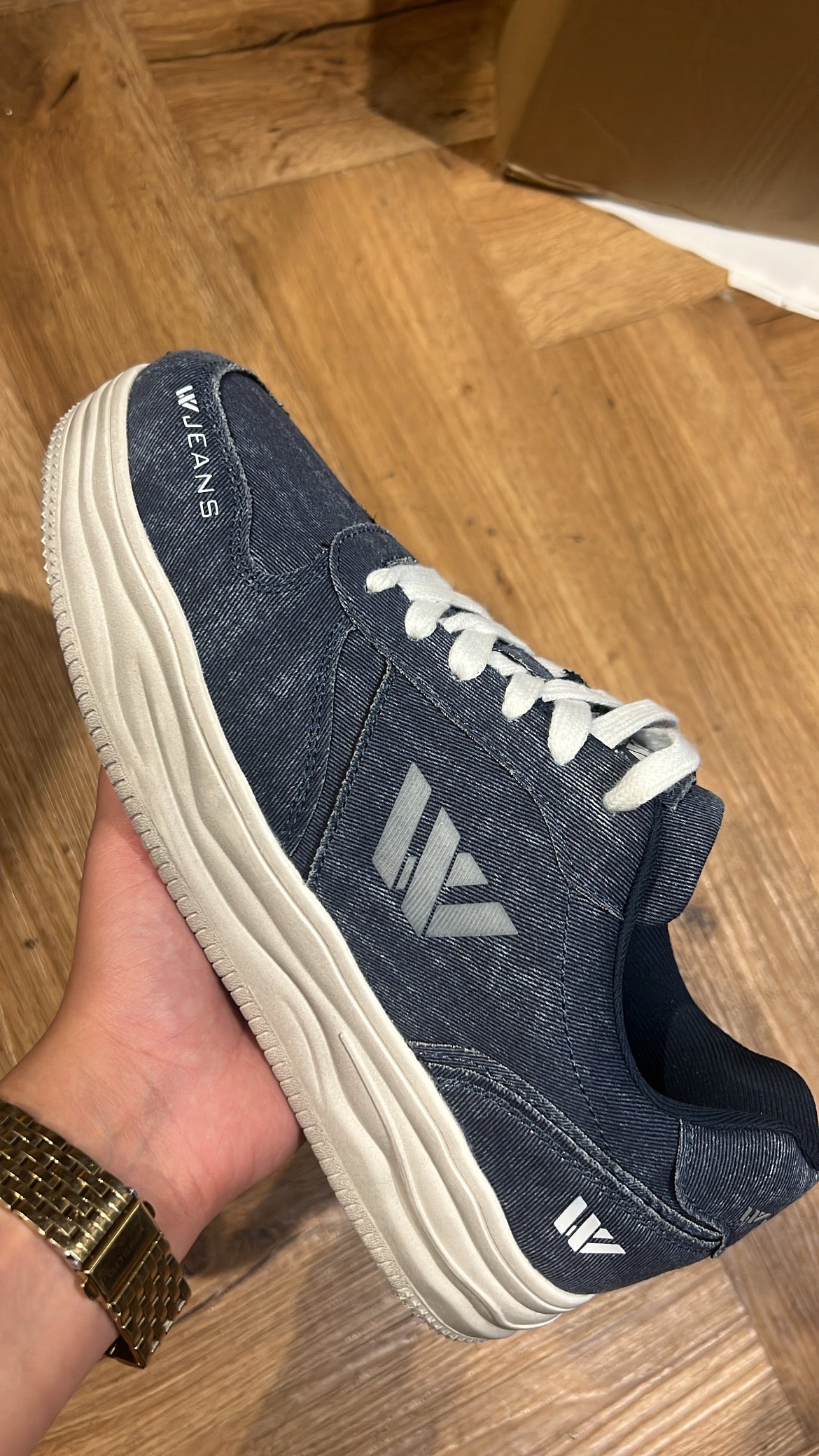 סניקרס ג׳ינס