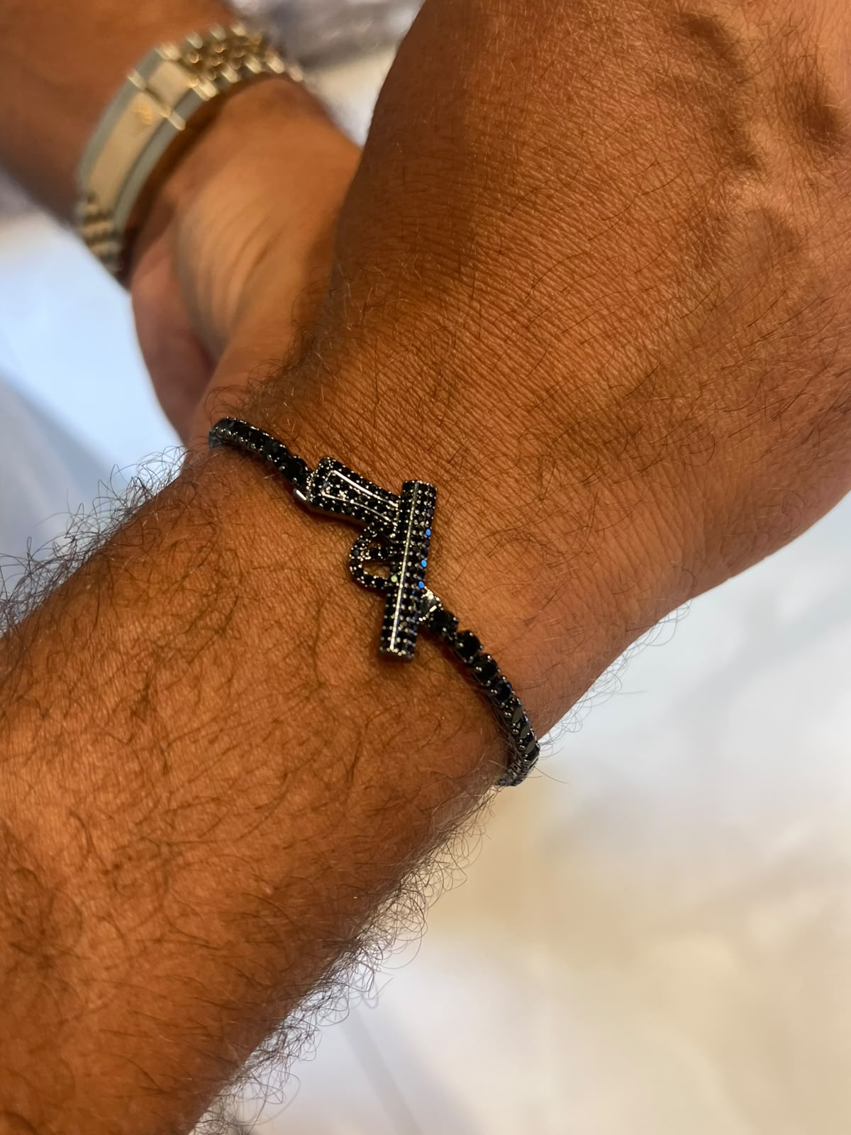 צמיד אקדח שחור