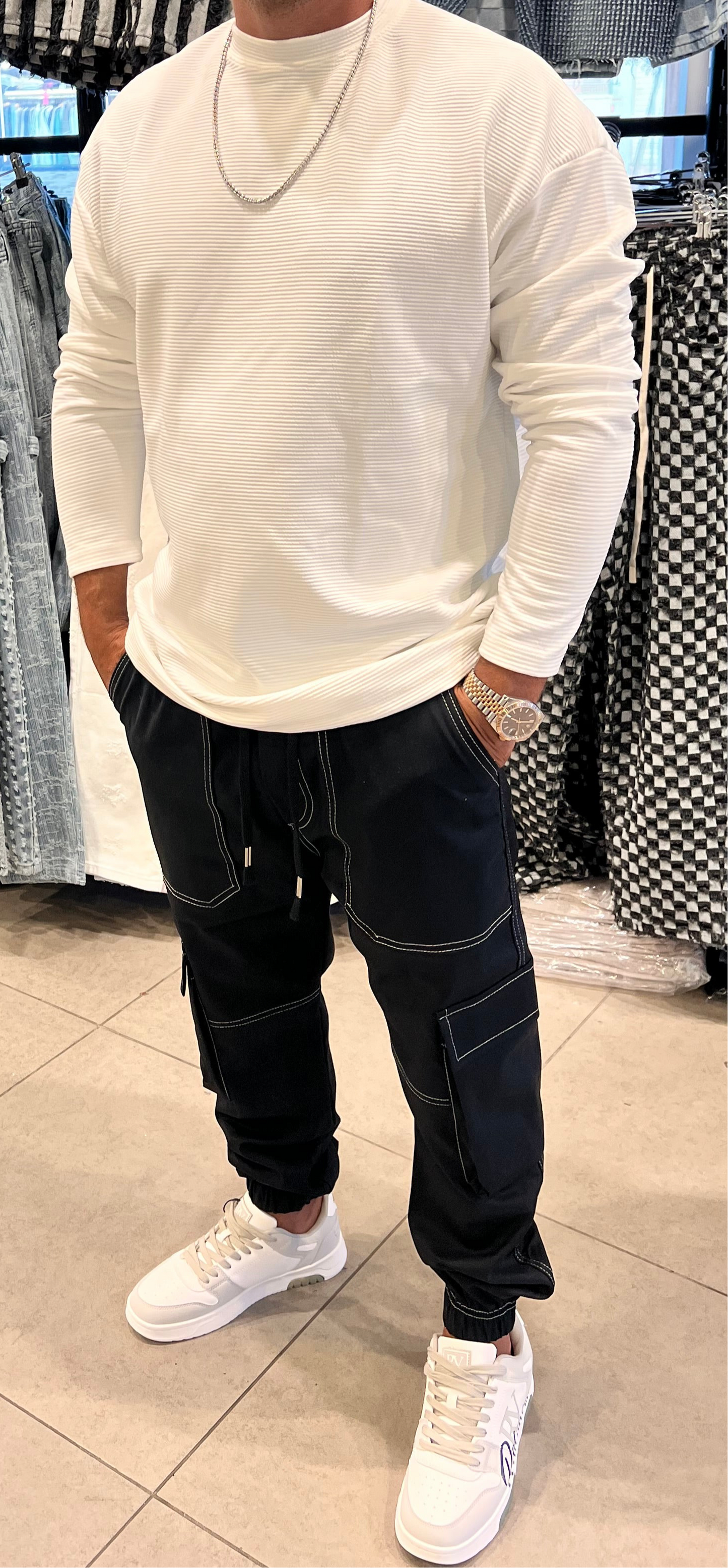 דגמ״ח שחור תפר לבן