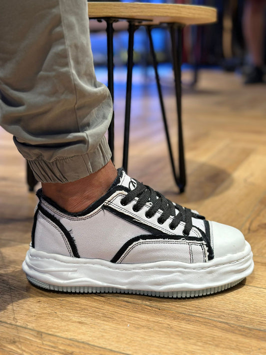 סניקרס לבנה בשילוב תפר שחור
