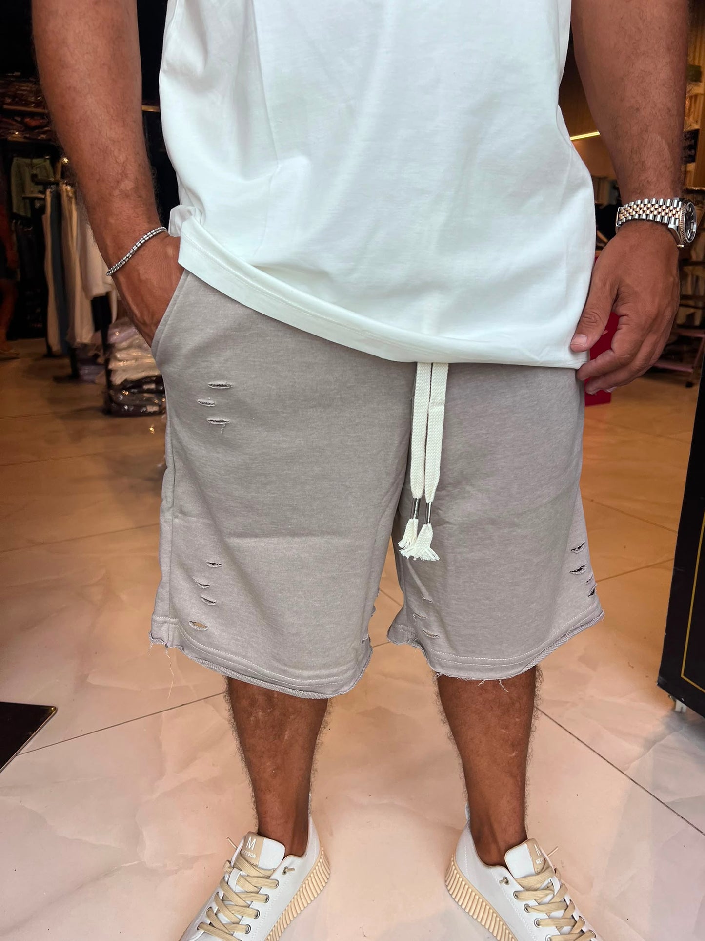 מכנס קרעים צבע בז