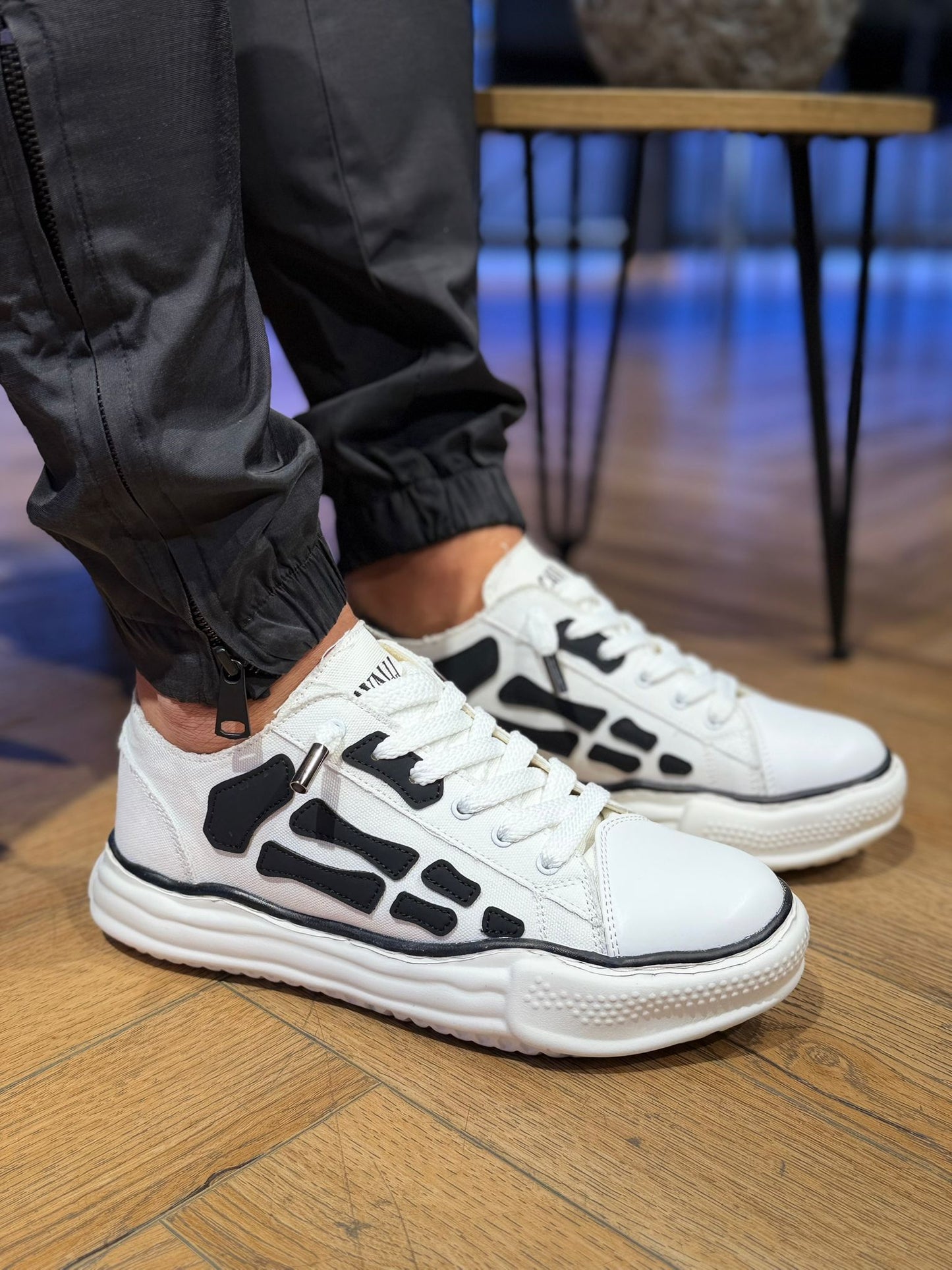 סניקרס לבנה בשילוב שחור