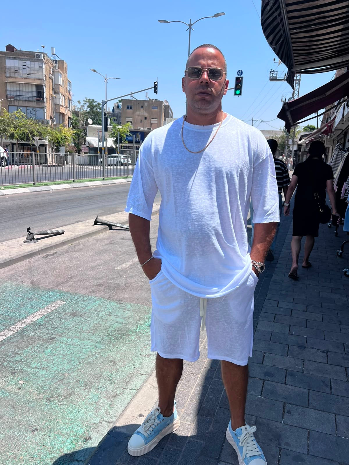 חליפת פשתן לבן