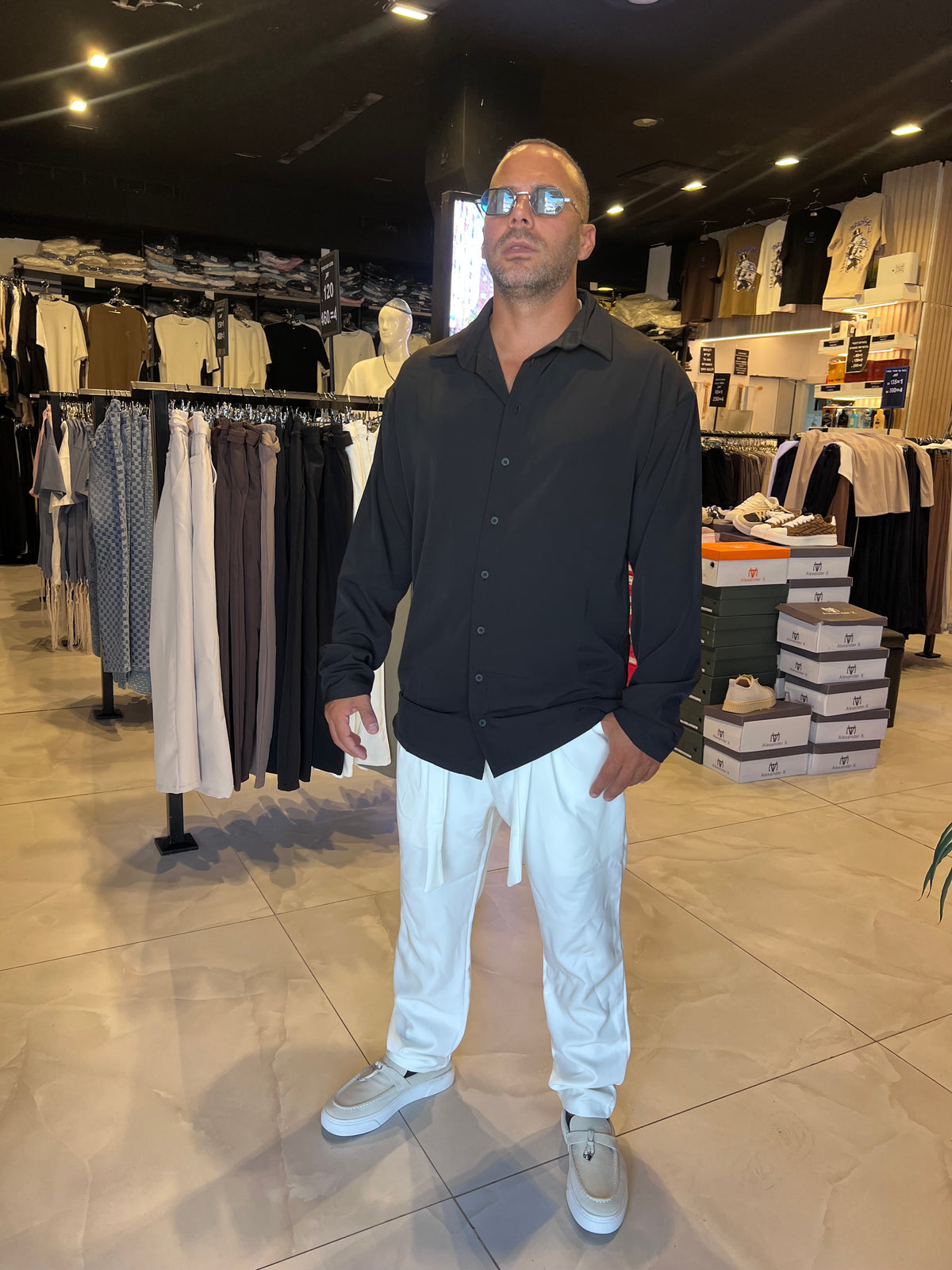 מכופתרת שחורה