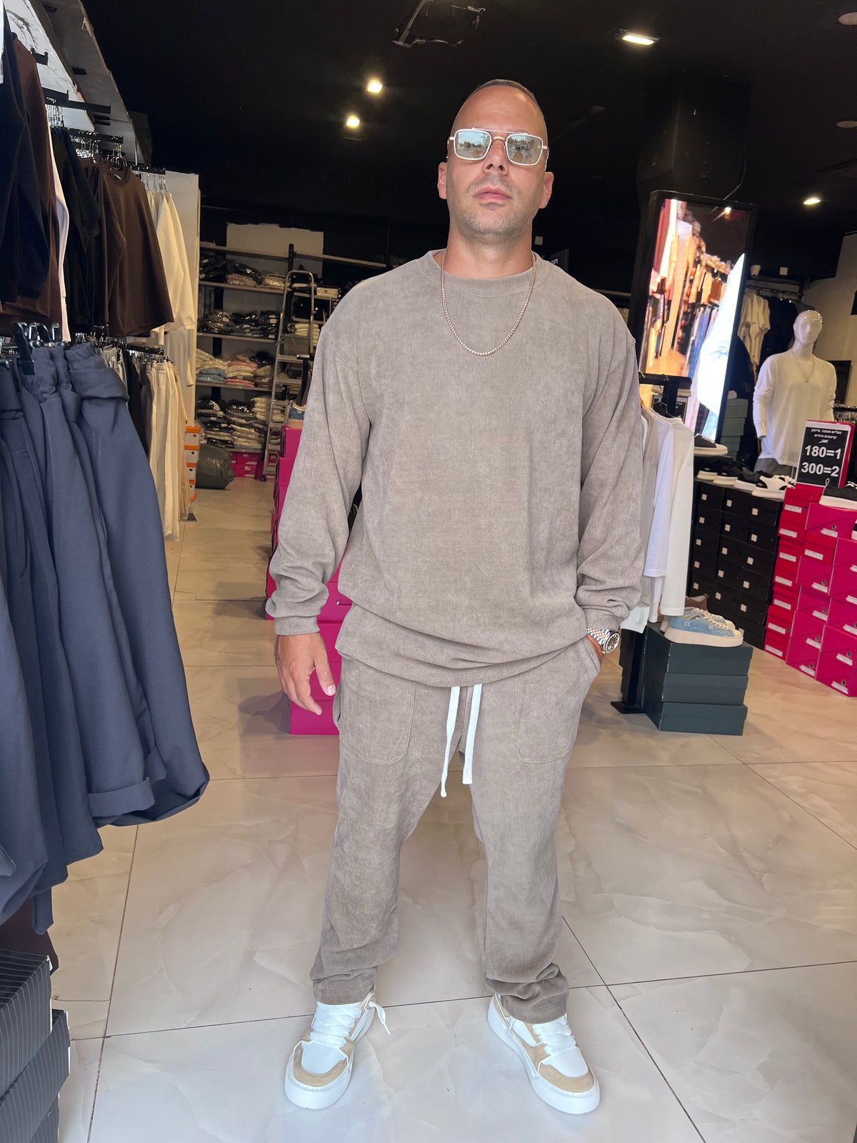 חליפות קורדרוי צבע כאמל