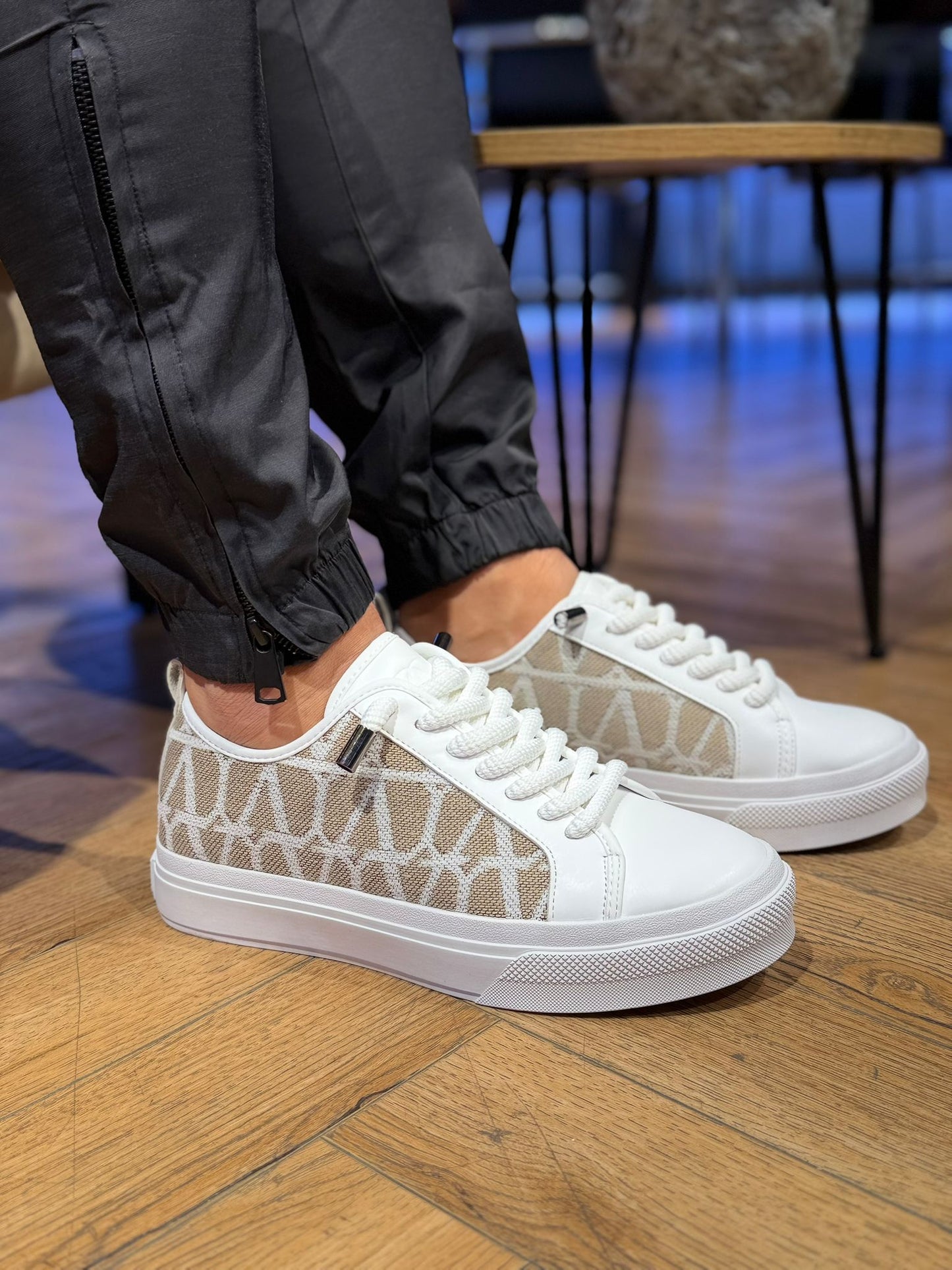 סניקרס לבן בשילוב ב׳ז