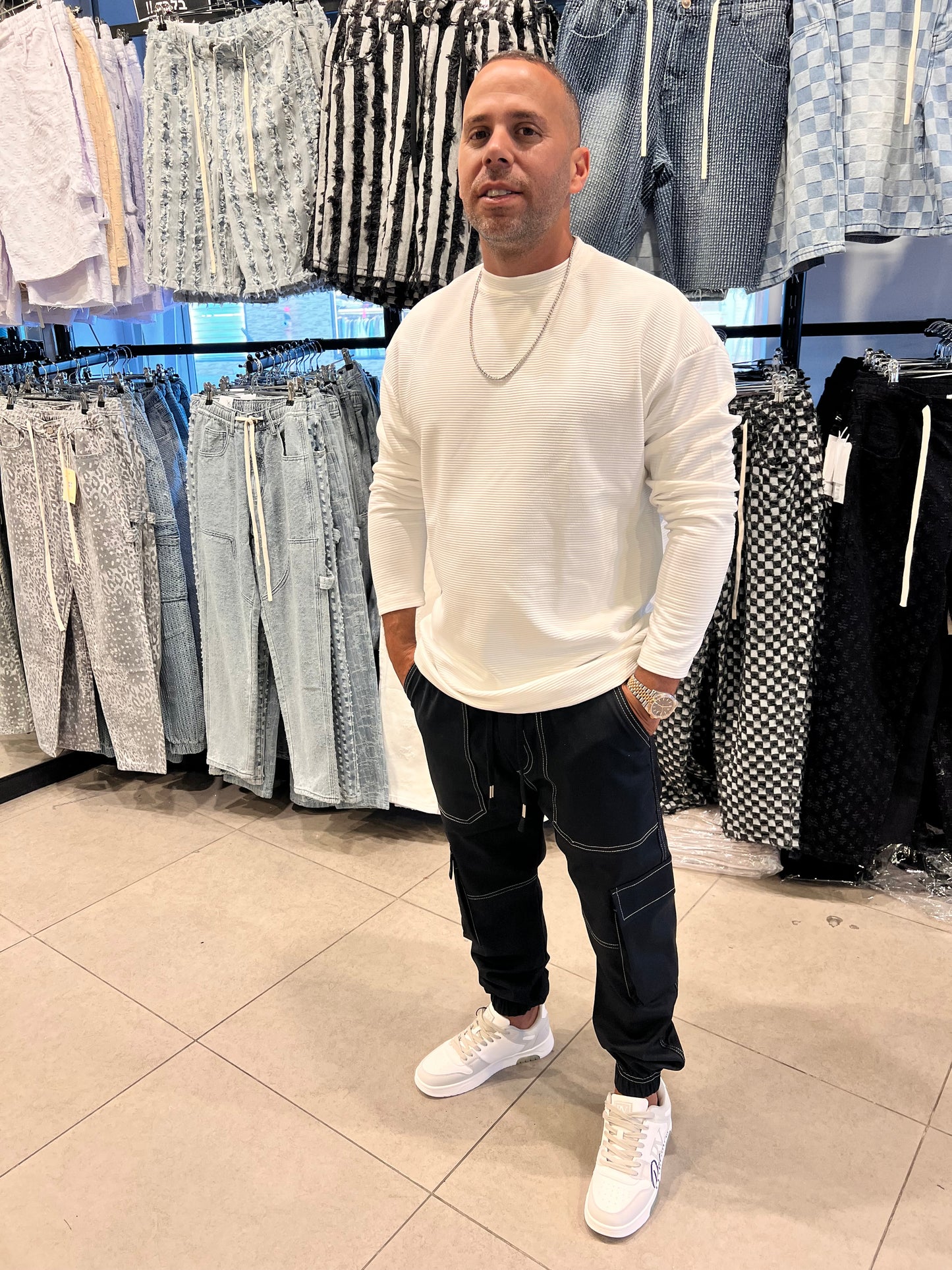 דגמ״ח שחור תפר לבן